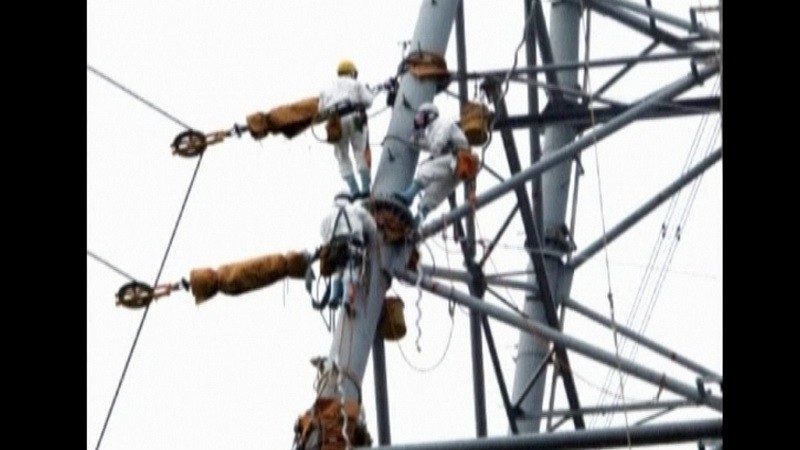 Technici sa snažia zaviesť elektrinu do jadrovej elektrárne vo Fukušime